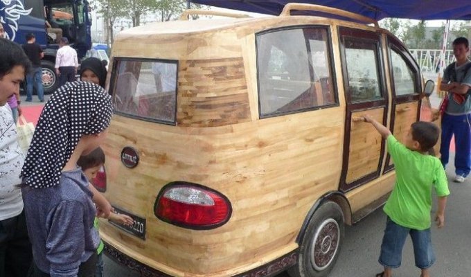Китайская семья построила деревянный электрофургон (4 фото)