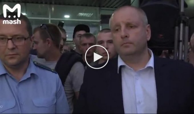 Мэр Жодино выполнил обещание и встретился с сотрудниками БелАЗа и местными жителями