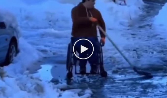В Краснодаре парень в инвалидной коляске сам убрал снег, чтобы проехать по тротуару