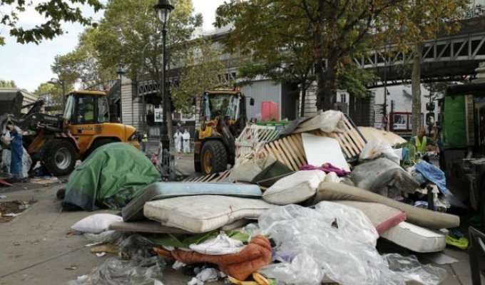 Полиция Франции разгромила лагерь беженцев в Париже (16 фото)