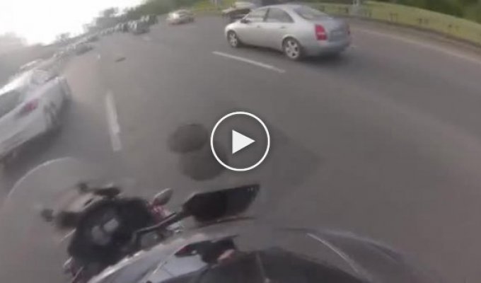 Мотоциклист поставил люк на место