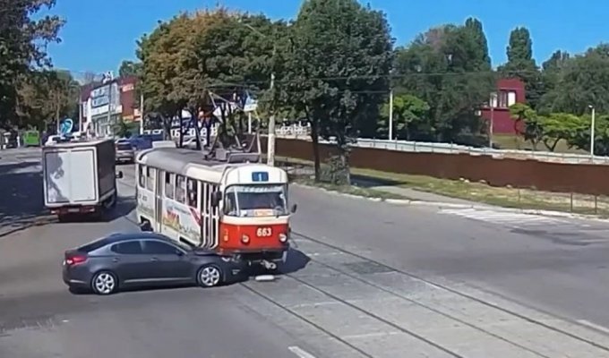 Сезон охоты на трамваи: авария в Каменском (2 фото + 1 видео)