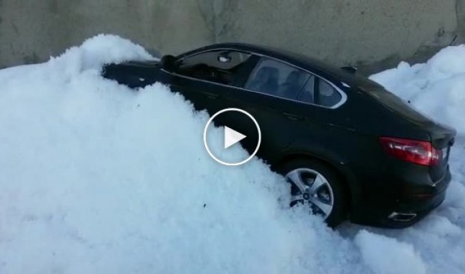 Пьяный водитель влетел в сугроб со снегом
