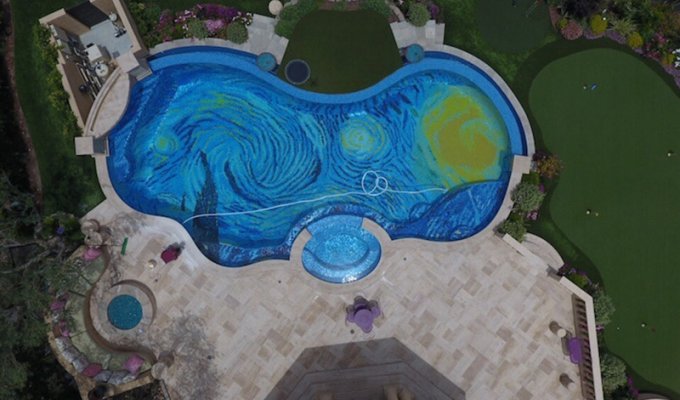 Калифорниец оформил свой бассейн в стиле известной картины Винсента Ван Гога «Звездная ночь» (4 фото)
