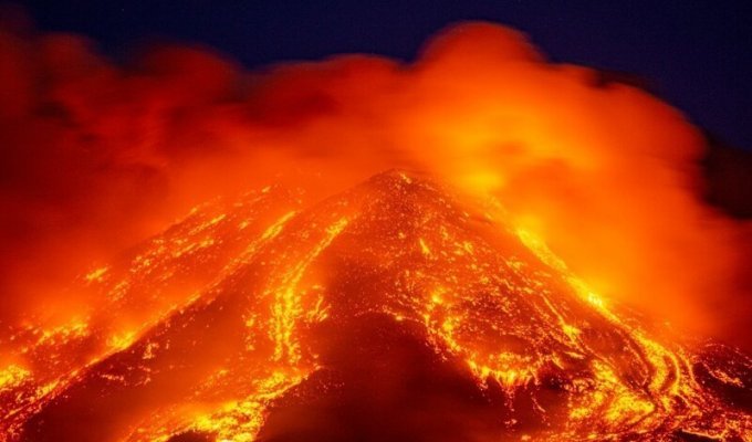 Самое сильное извержение вулкана Этна за 50 лет (23 фото)