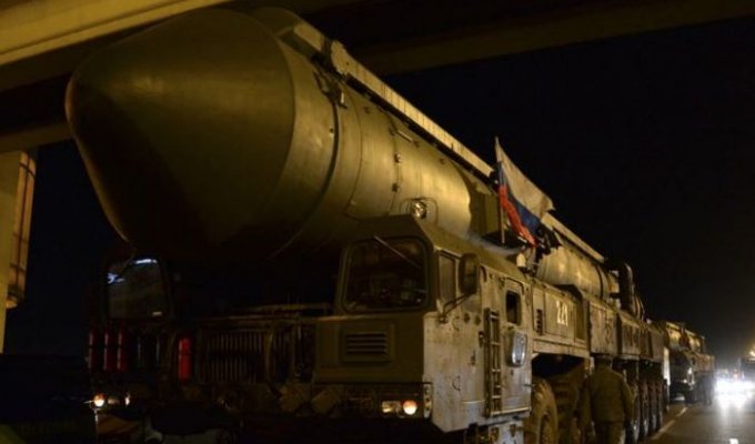 Успешный запуск российской межконтинентальной баллистической ракеты "Тополь" (4 фото + видео)