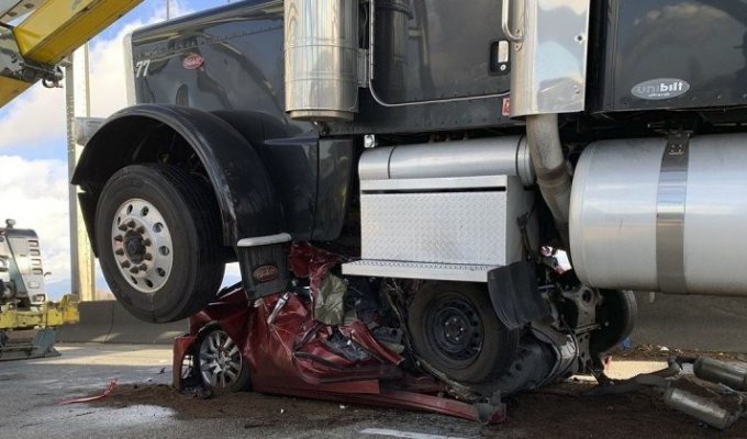 Женщина чудом отделалась легкими травмами после того, как ее автомобиль расплющил грузовик (3 фото + 1 видео)