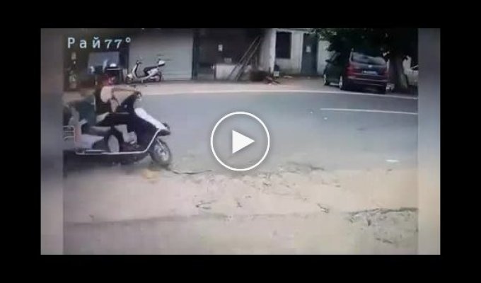 Подростки на скутере чудом не угодили под грузовик в Китае