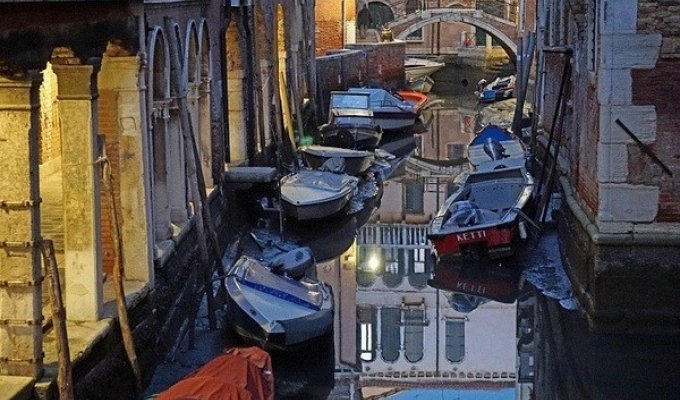 Другая Венеция. Каналы Венеции остались без воды (7 фото)