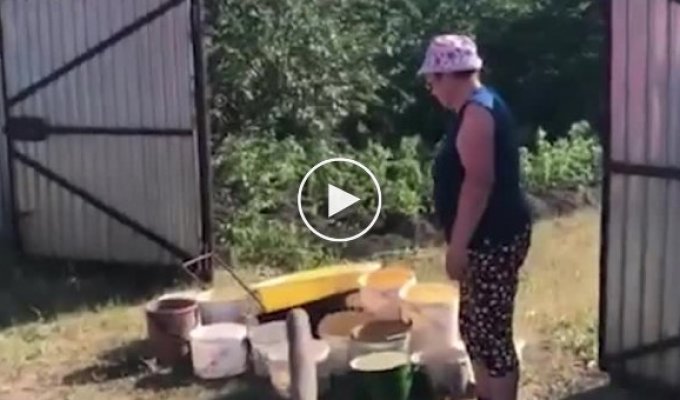 Жителям одной из деревень Челябинской области привезли воду в ассенизаторской машине