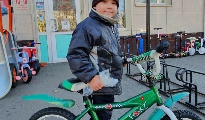 Мальчик хотел купить велосипед за три рубля, магазин отдал бесплатно, но подарок ему не понравился (1 фото + 1 видео)