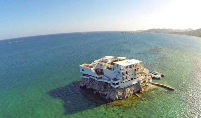 Чудесный отель на крошечном островке (16 фото)