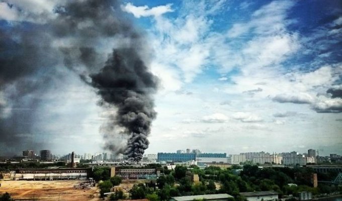 В Москве на бывшем заводе ЗИЛ произошел крупный пожар (13 фото)