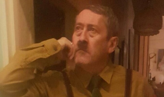 Лондонскому двойнику Гитлера живется непросто (6 фото)