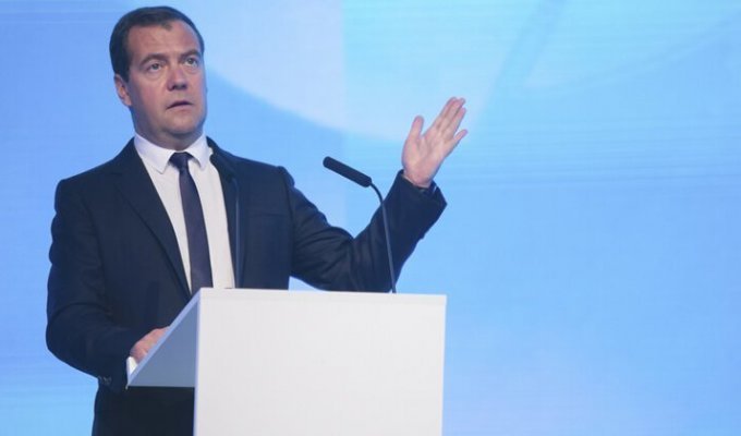 Дмитрий Медведев: чтобы бороться с бедностью, надо понять тех, кто так живет (3 фото)