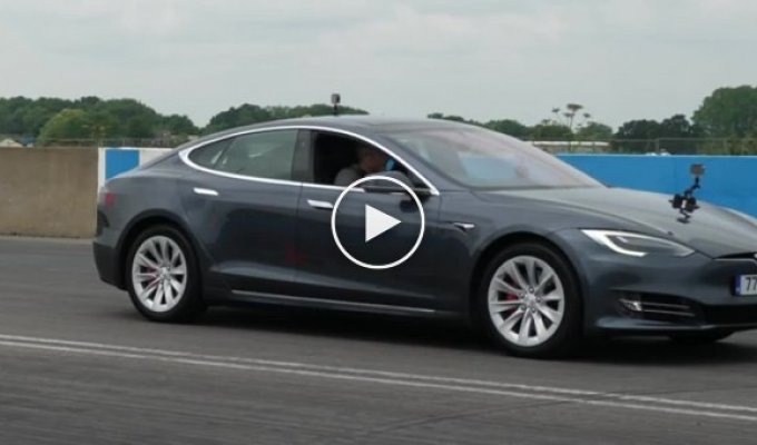 Tesla Model S сразилась в драг-рейсинге со старым болидом Формулы 1