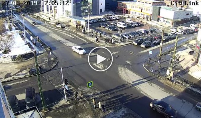 В Петрозаводске троллейбус сбил мужчину с корзиной украденных продуктов