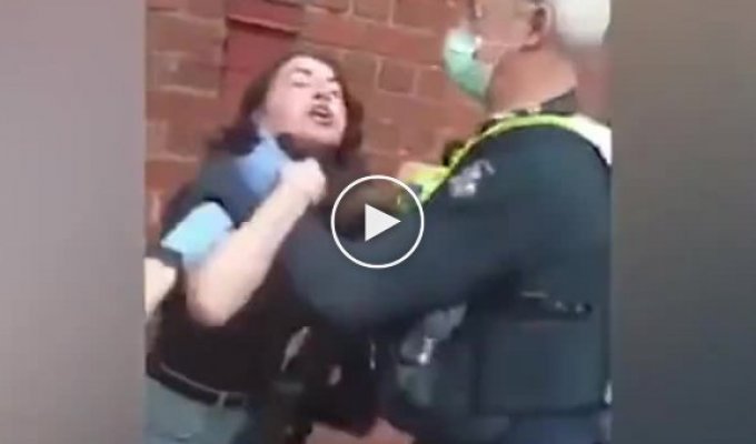 В Австралии арестовали девушку за то, что отказалась носить маску