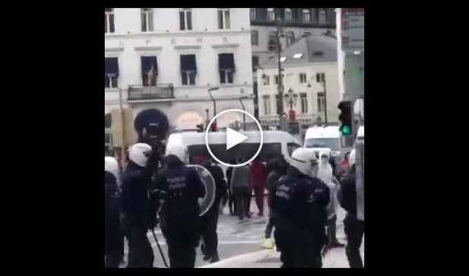 Протестующие в Брюсселе против расизма люди разрушили квартал Масонж возле дворца Правосудия
