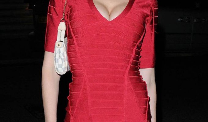 Эмили Скотт в обтягивающем красном платье (9 Фото)