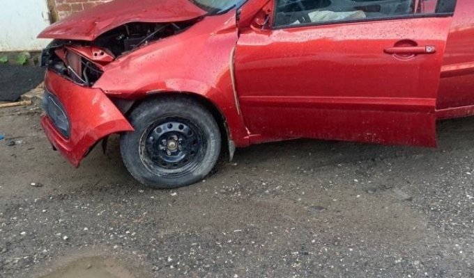 В Перми пьяная автоледи врезалась в здание и уснула в машине (5 фото + видео)