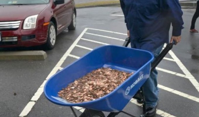 Американец проучил чиновников, выплатив налог 5 тачками монет (3 фото)