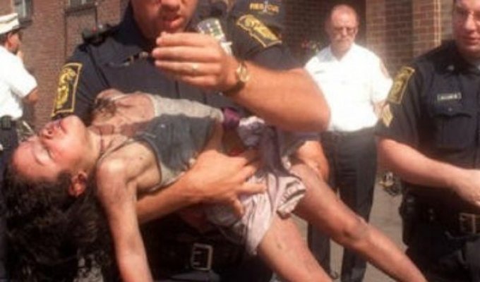 Полицейский, спасший 18 лет назад девочку, пришел на ее выпускной (2 фото)