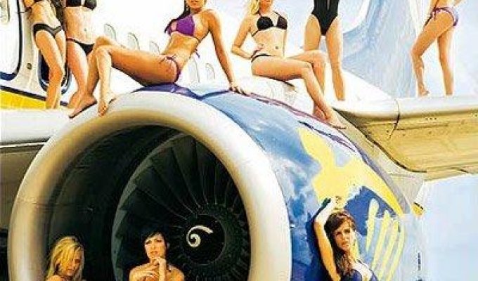 Стюардессы Ryanair в фирменном календаре (14 фотографий)