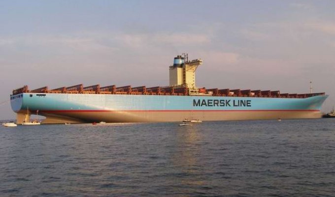 Крупнейший в мире контейнеровоз Emma Maersk (22 фото)