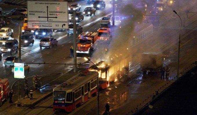 Как горит трамвай (2 фотографии)