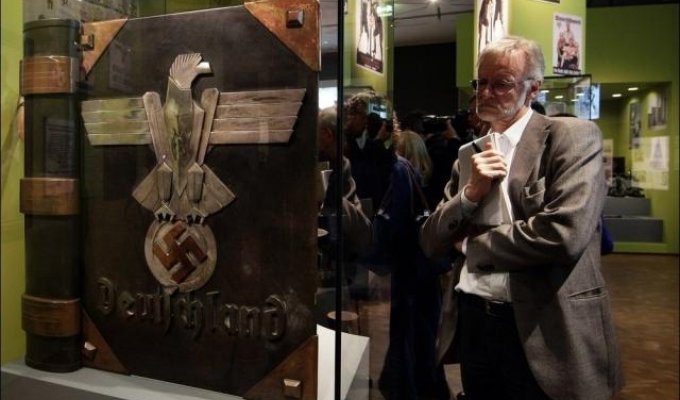 Выставка 'Гитлер и немцы' в Германии (19 фото)