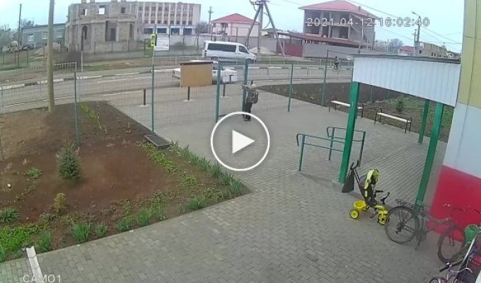 В Крыму 12-летний гонщик на иномарке сбил велосипедиста-пенсионера