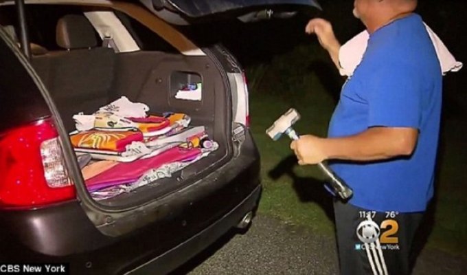 Отставной полицейский спас младенца из раскаленной машины (5 фото)