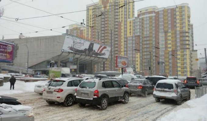 Сами виноваты: Как киевские автомобилисты загнали себя в снежную ловушку