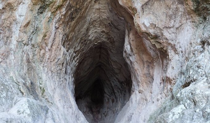 Зачем древние люди построили пещеру в виде женского полового органа (7 фото)
