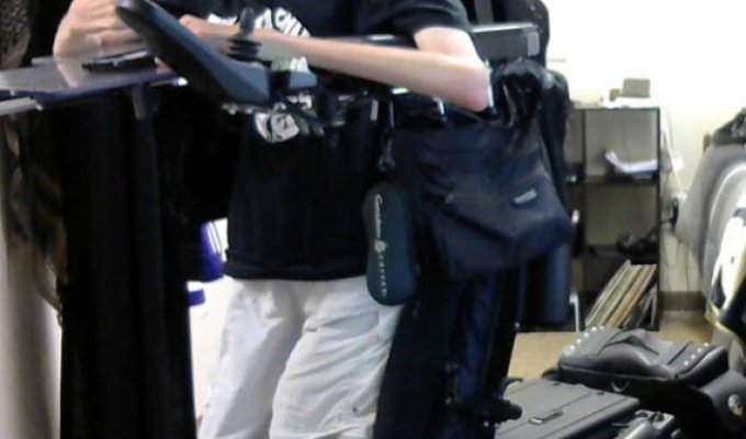 Студент-инвалид превратил инвалидное кресло в багги из «Безумного Макса» (8 фото)