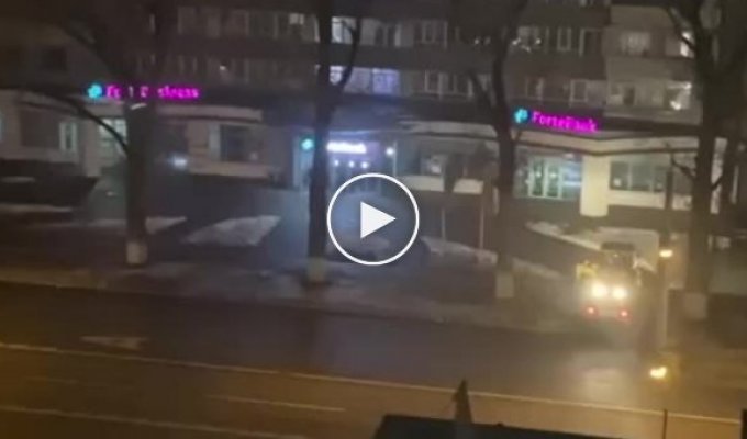 В Алматы кто-то протаранил банк экскаватором