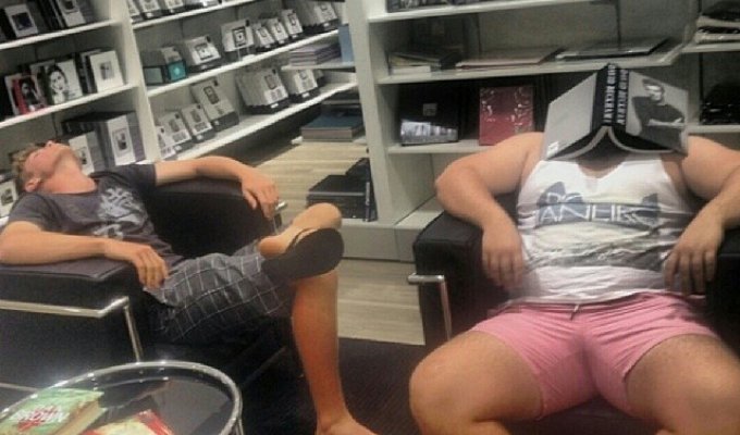 23 фотографии, демонстрирующие несчастных мужчин, вынужденные ходить с женой по магазинам (23 фото)