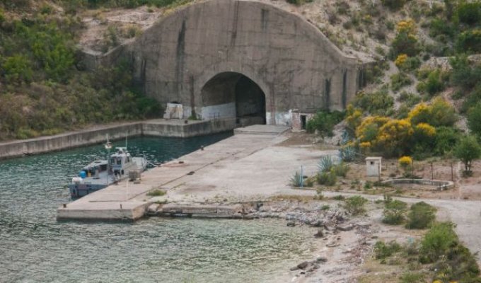 Заброшенная албанская военно-морская база в Порто-Палермо (63 фото)
