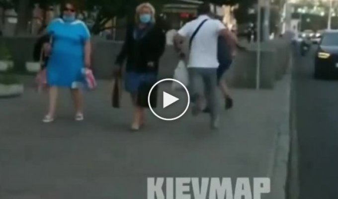 На бульваре Леси Украинский парень напал на девушку (мат)