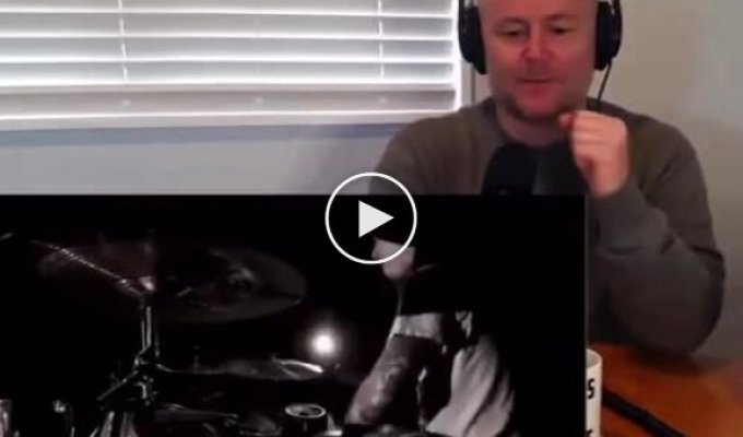 Джазовый барабанщик смотрит, как играет ударник металл-группы Infant Annihilator Аарон Китчер