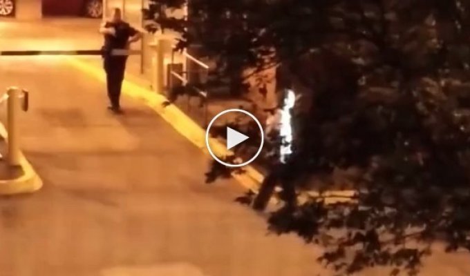 Полицейский застрелил студента с ножом в Атланте