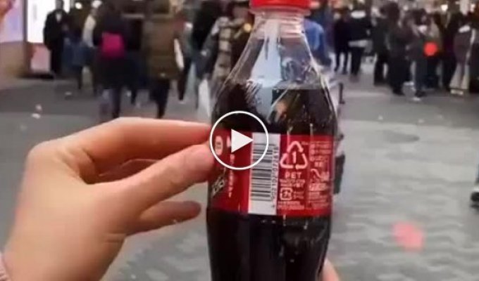Необычная новогодняя этикетка бутылки Coca-Cola в Японии
