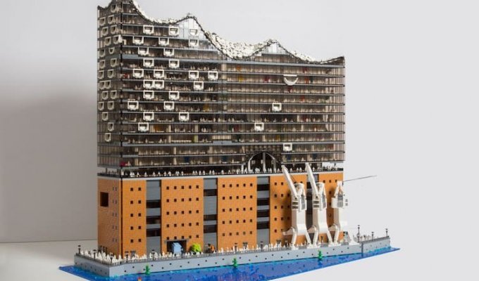 Поклонник LEGO воссоздал здание филармонии из 20 тысяч деталей (11 фото)