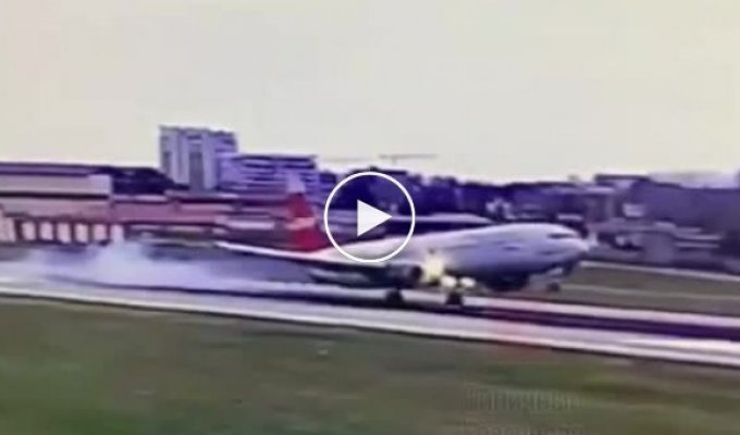 Самолет дважды не смог приземлиться в аэропорту Сочи