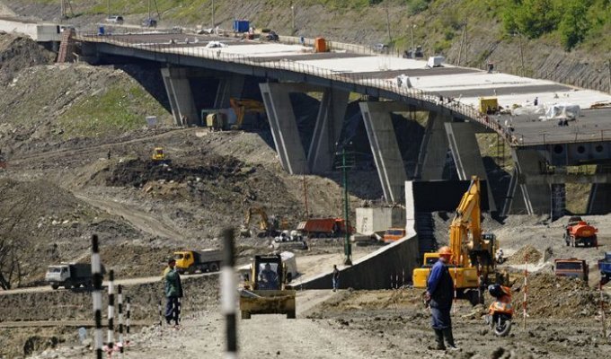 Сравнение стоимости строительства олимпийской дороги в Сочи (9 фото)