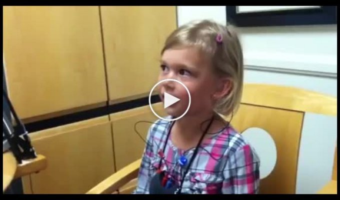 Частично глухая девочка впервые услышала свой голоc