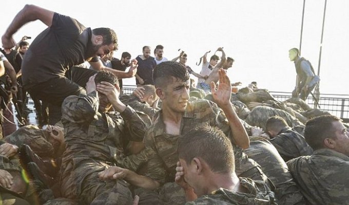 Как поступили с участниками военного мятежа в Турции (18+) (13 фото)
