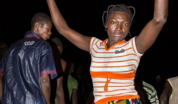 Сельская дискотека в Африке (24 фото)