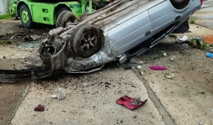 В Нерчинске водитель на полной вскорости влетел в бетонный забор и остался жив (фото + 2 видео)